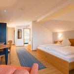 imagen de Habitación para familias, ducha o bañera, WC, balcón | © Gasthof Neuwirt