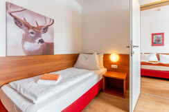 Zimmer mit Verbindungstür