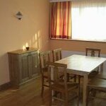 ….. képe family room with bath tub, WC