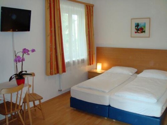 Zweibettzimmer mit Dusche