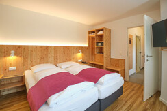 landhotel-santner-zimmer-garten-240624-64-web