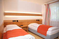 landhotel-santner-zimmer-garten-240624-01-web