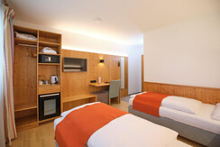 landhotel-santner-zimmer-garten-240624-16-web