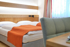 landhotel-santner-zimmer-garten-240624-25-web