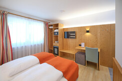 landhotel-santner-zimmer-garten-240624-33-web