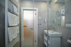 landhotel-santner-zimmer-garten-240624-21-web