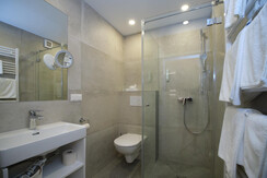 landhotel-santner-zimmer-garten-240624-19-web