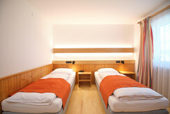 landhotel-santner-zimmer-garten-240624-11-web