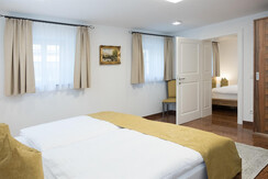 Schlafzimmer mit Verbindungstür