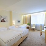 Image de Chambre à trois lits, douche et baignoire, WC | © Hotel Scherer