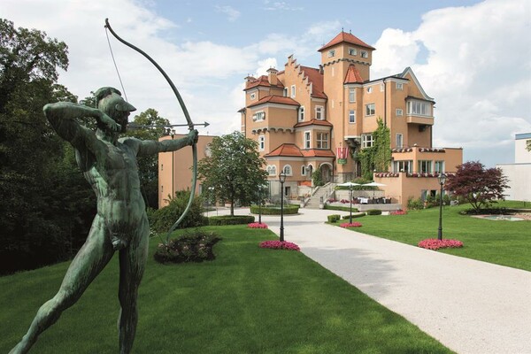 Schloss Mönchstein mit Park | © Hotel Schloss Mönchstein
