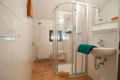 Badezimmer mit Dusche & WC