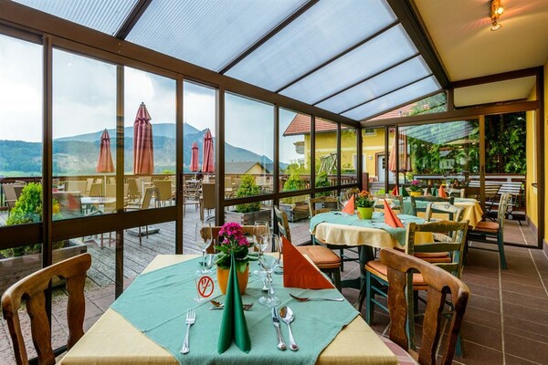 Unser gemütlicher Wintergarten | © Hotel-Pension Schwaighofen