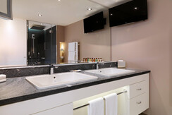 Sheraton Grand Salzburg_Bathroom Deluxe Guest Room