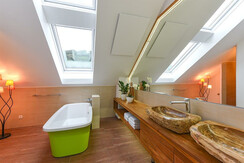 Bad mit Badewanne + Dusche