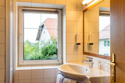 Badezimmer mit Dusche & WC