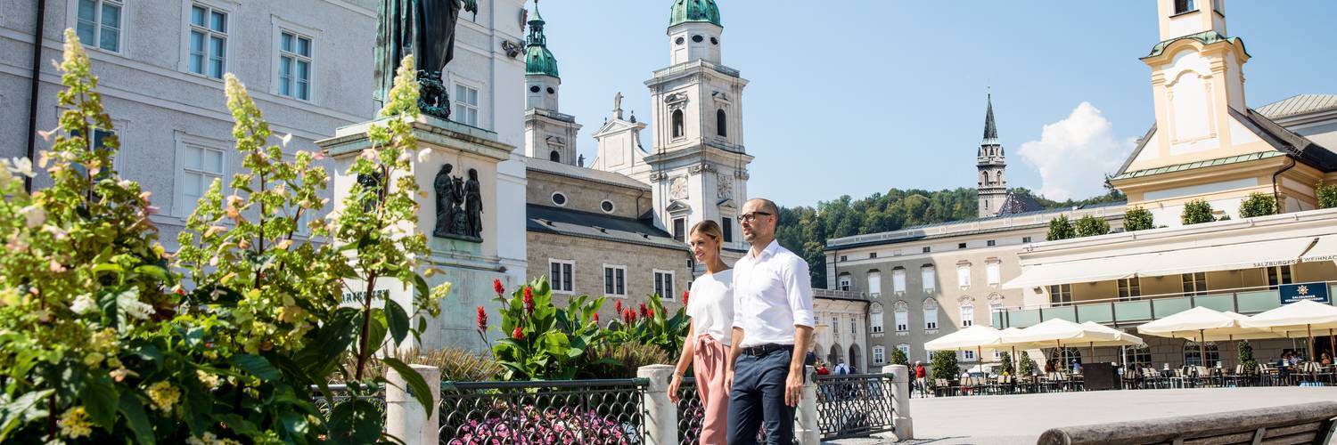 Couple at Mozartplatz in Salzburg | © Tourismus Salzburg GmbH